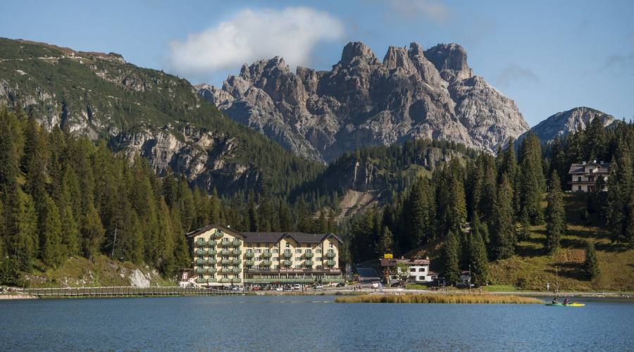 L'hotel e il lago