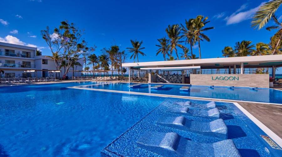 Il bar e la piscina