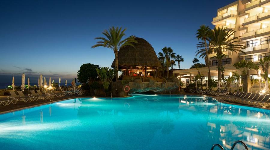 piscina di notte