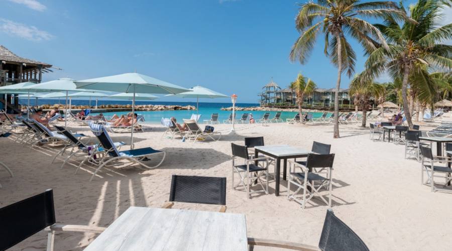 Il bar e la spiaggia dell'Avila Beach Hotel