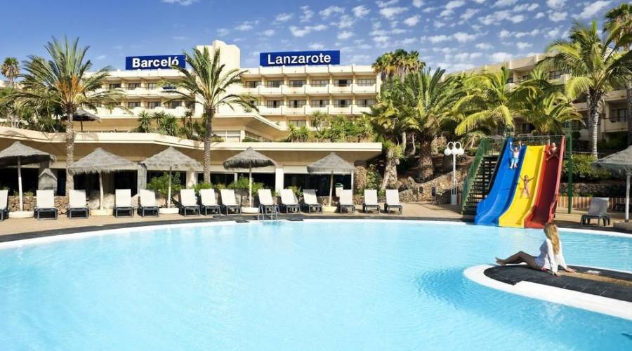 struttura hotel e piscina