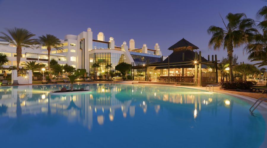 struttura hotel e piscina