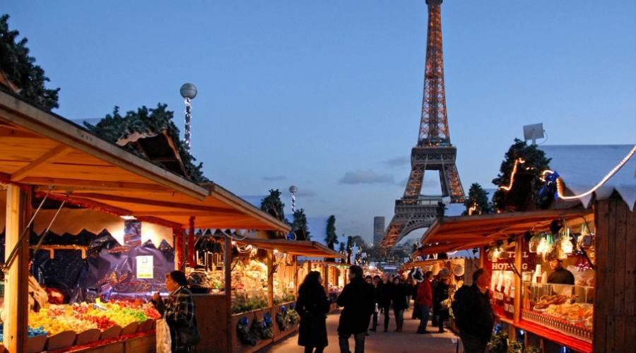 mercatini sotto la torre Eiffel