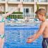 bambini in piscina