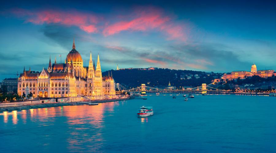 Budapest, il parlamento dal fiume