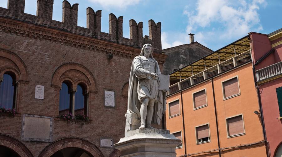 Cento, statua del Guercino