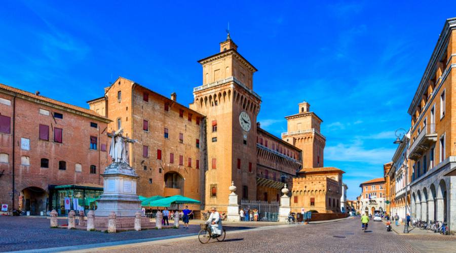Ferrara, Piazza Savonarola
