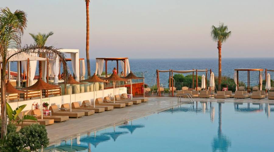 piscina con vista mare