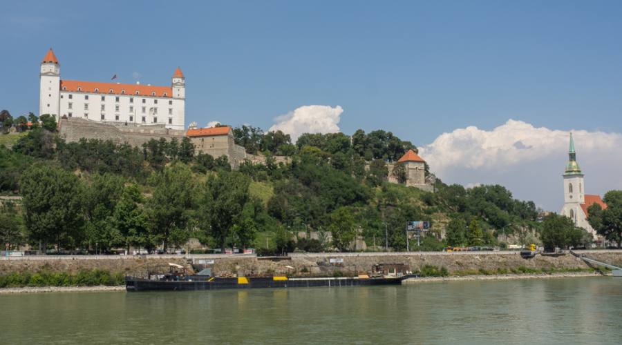 Bratislava , lungo il fiume