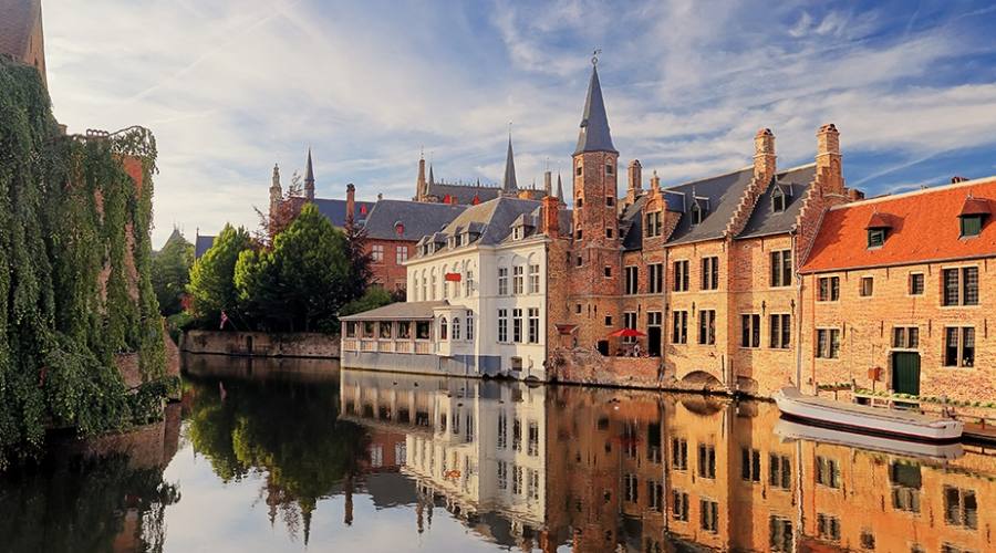 Vista di Bruges dal canale