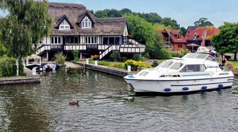 thatched roof houses lungo il Tamigi