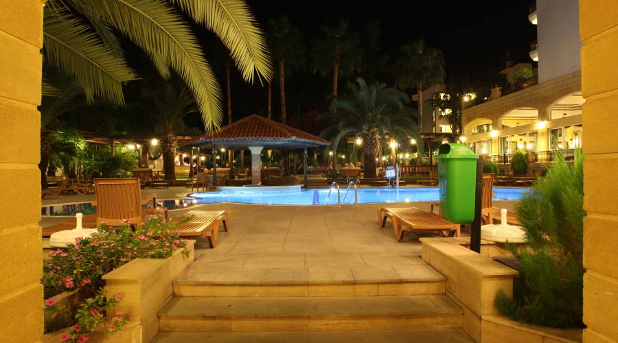 piscina by night