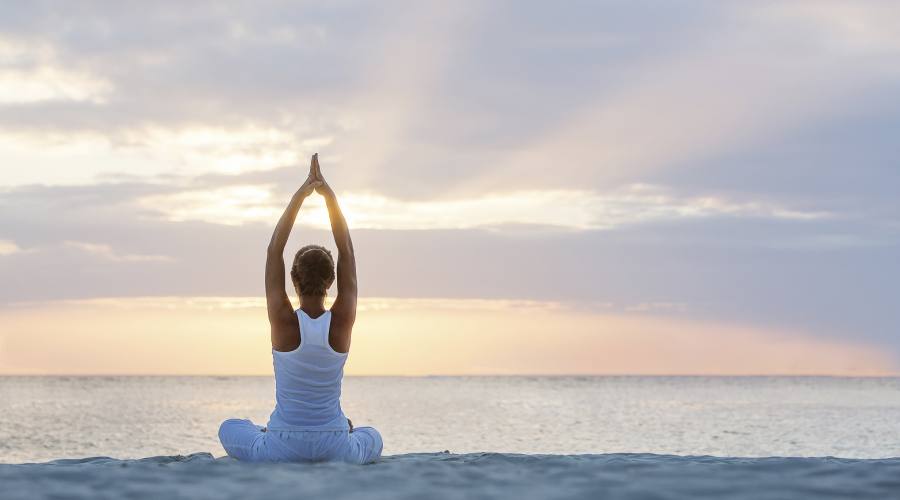 Yoga sulla spiaggia