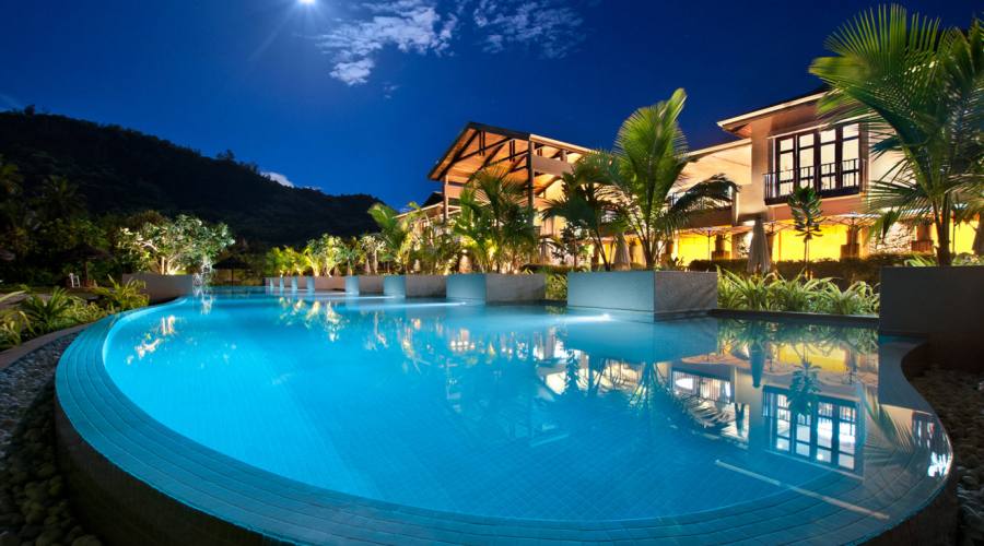 Esterno e piscina 