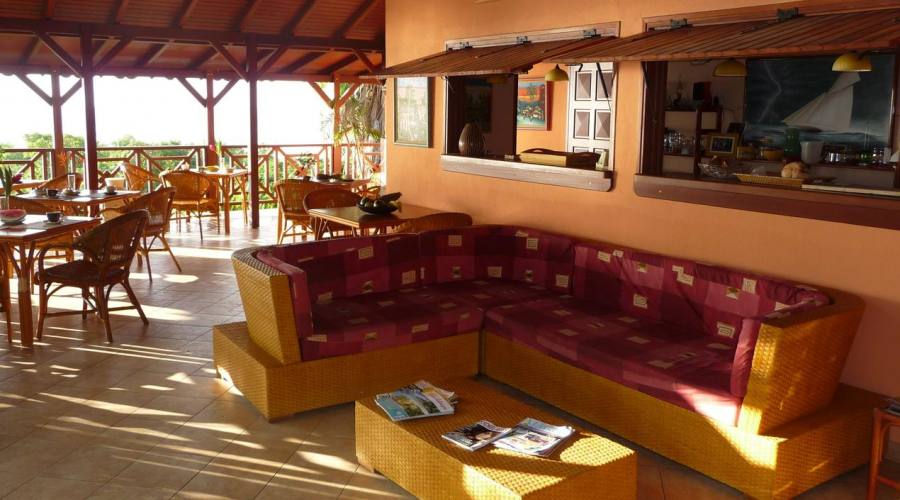Il patio con zona relax dell'hotel Au Ti Sucrier 