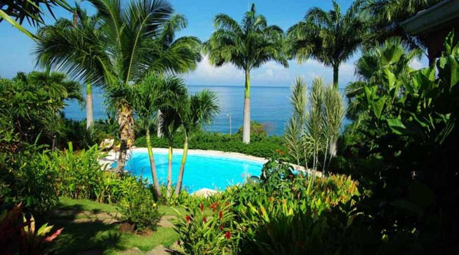 La piscina dell'Hotel Au Ti Sucrier