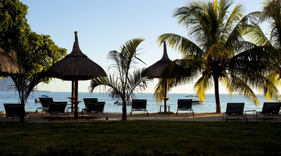 La spiaggia vista dal giardino