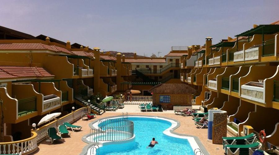 struttura hotel e piscina