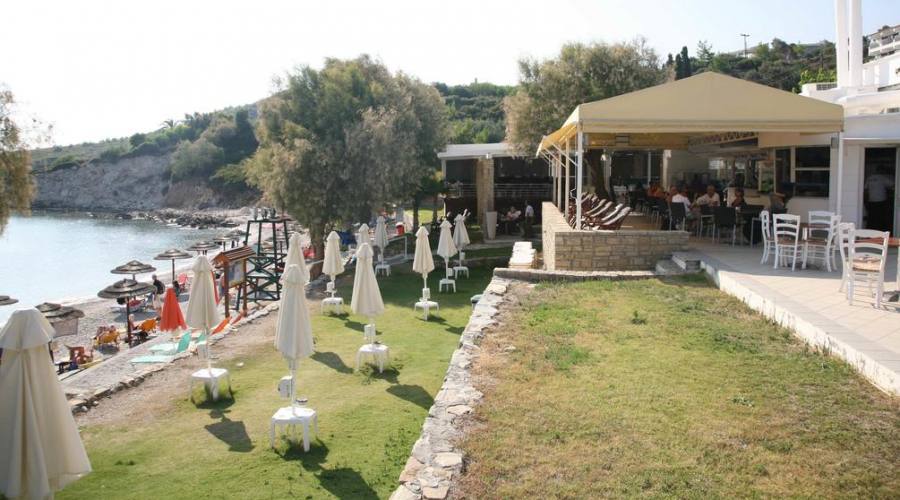 Ristorante e bar con grande terrazza sul mare