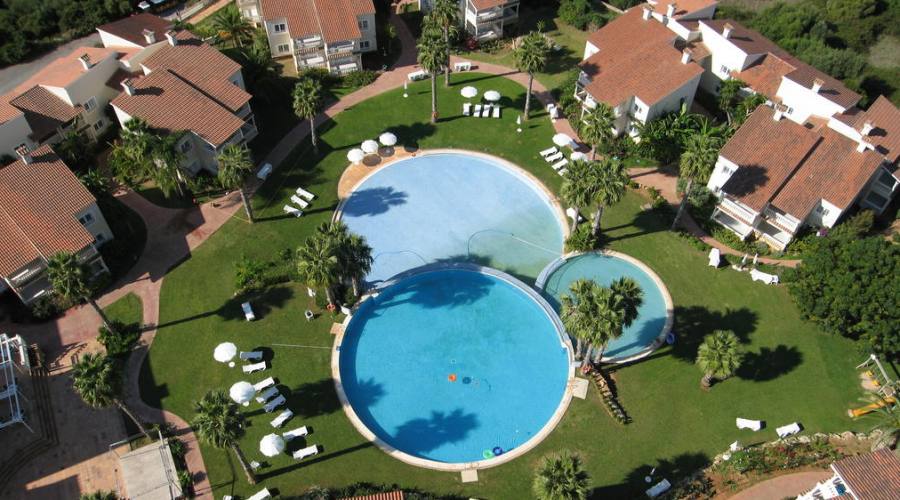 struttura hotel e piscina