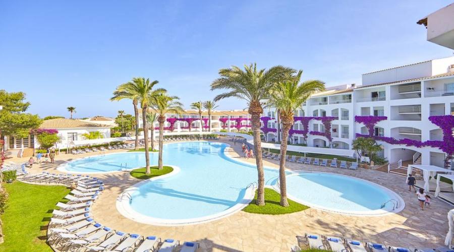 struttura hotel e piscina