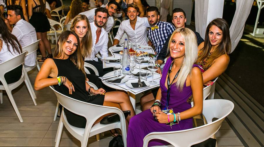 Divertimento con amici