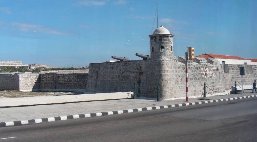 Castillo sul malec&ograve;n dell'Avana