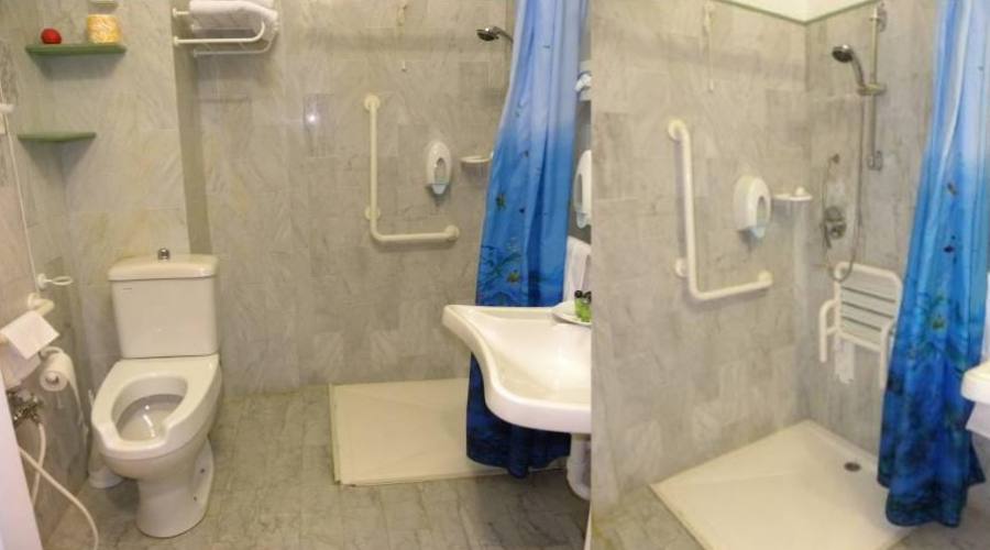 Bagno Accessibile con doccia a livello pavimento e seggiolino