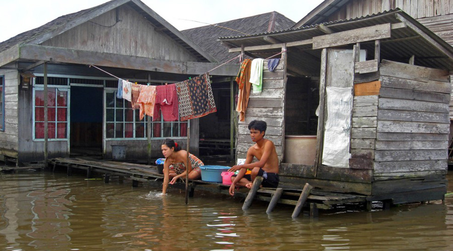 Abitazioni sul fiume nel Kalimantan
