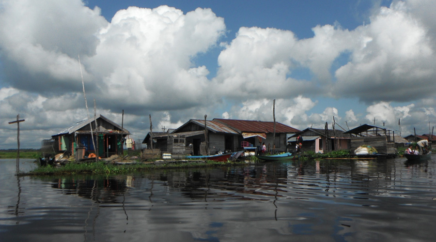 Abitazioni sul fiume nel Kalimantan