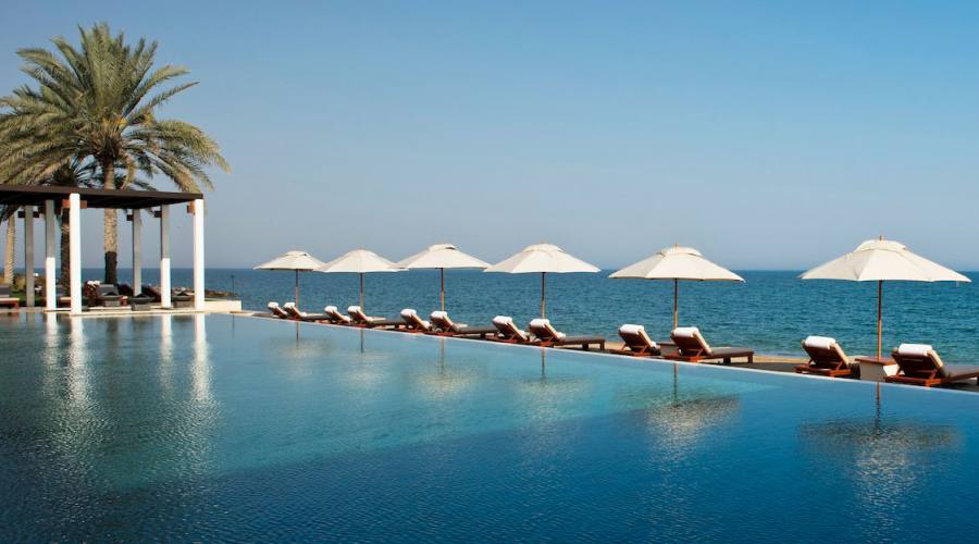 piscina e spiaggia al The Chedi hotel