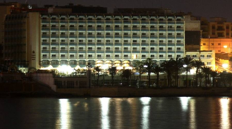 Qawra Palace Hotel: By Night