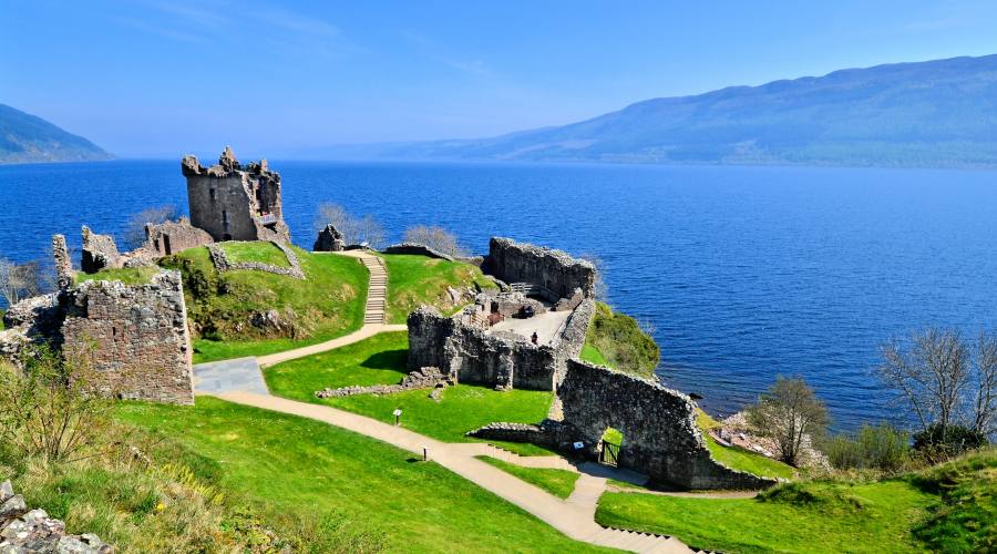 Castello di Urquhart sulle sponde del Loch Ness