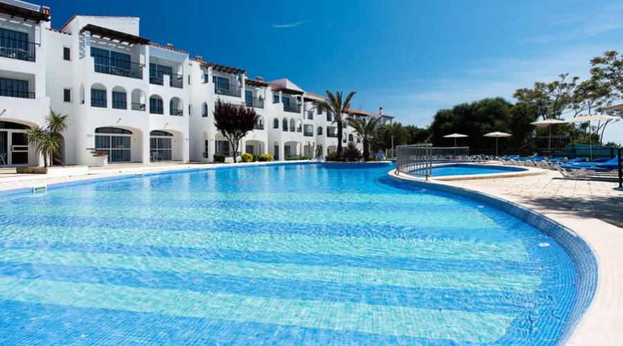 struttura hotel e piscina