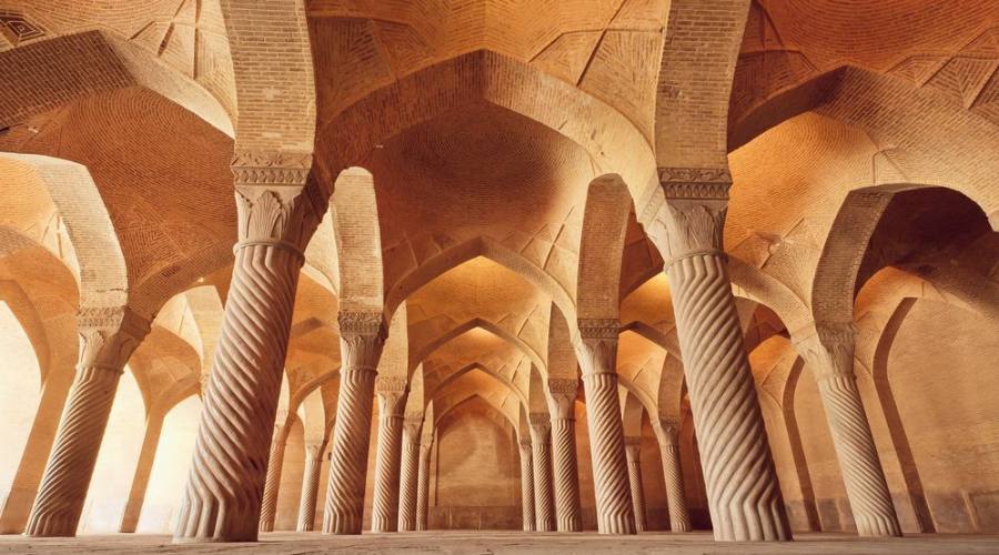 Moschea persiana Vakil con colonne scolpite in enorme sala storica, costruita nel 1773 a Shiraz, Iran