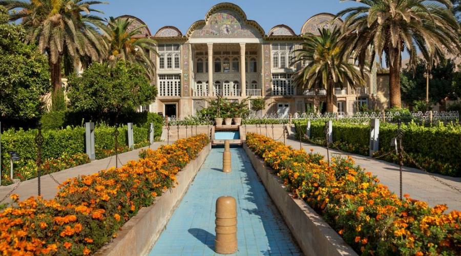 Giardino persiano di Eram con il suo bellissimo padiglione, tradizionale sistema di fontana iraniana e palme nella città di Shiraz, Iran.