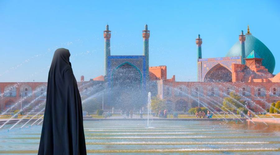 Donna iraniana che indossa abaya in piedi a bordo piscina - Moschea Shah (Imam) (Moschea Jameh Abbasi), Moschea Imam in Piazza Naghsh-i Jahan - Isfahan, Iran,