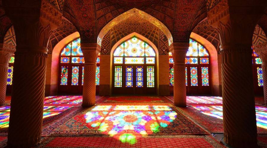 Questo è all'interno della moschea Nasir ol Molk o moschea rosa con scarsa luce, una moschea tradizionale molto famosa e bella a Shiraz, Iran