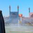 Donna iraniana che indossa abaya in piedi a bordo piscina - Moschea Shah (Imam) (Moschea Jameh Abbasi), Moschea Imam in Piazza Naghsh-i Jahan - Isfahan, Iran,