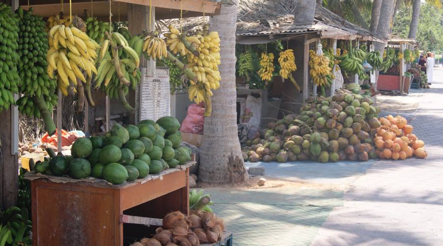 banchi di frutta per le strade di Salalah