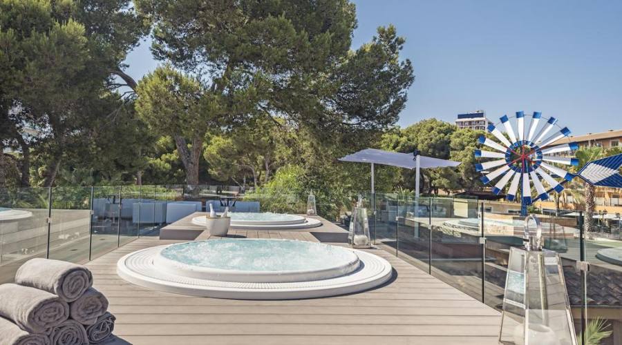 Piscina esterna con idromassagio dell'hotel