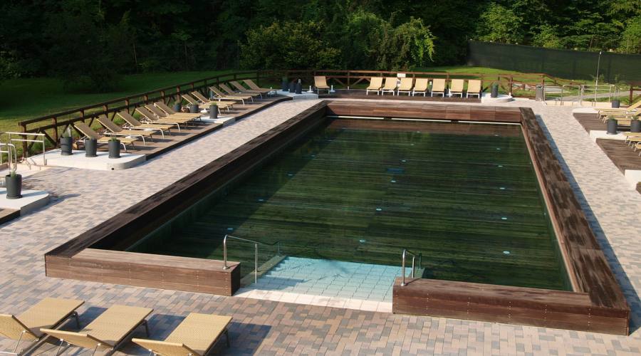 La piscina in legno sopra la sorgente termale