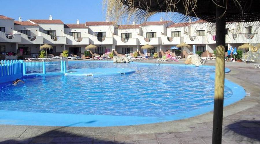 struttura hotel e piscina