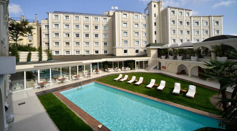 Piscina Hotel Holiday Inn Istanbul City 5 Stelle