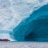 Gigantesco iceberg tabulare nel passaggio di Drake vicino all'Antartide