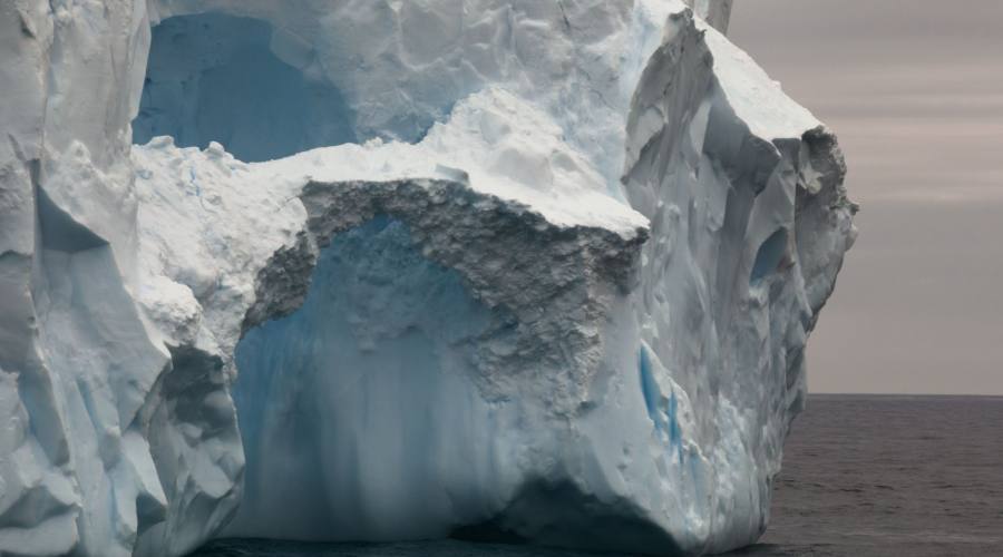 Vista del primo piano per l'iceberg nel passaggio di Drake