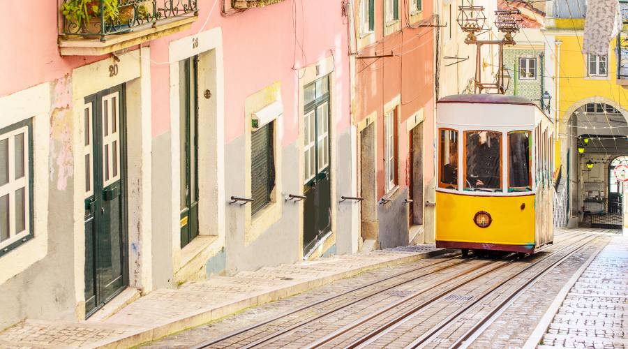 Vista del Bica Tram in Lisbona