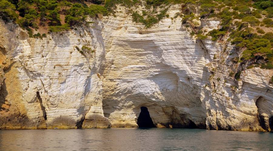 Escursione in barca verso le grotte