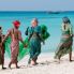 lugareños que pasean en la playa de la isla de la mafia