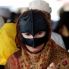 Donna con la maschera in Oman